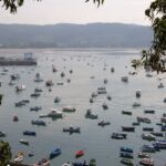 Pequeñas lanchas y embarcaciones pesqueras en el puerto de Cedeira