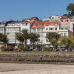 Primera línea de viviendas en el paseo marítimo de Cedeira, con muchas ventanas y galerías