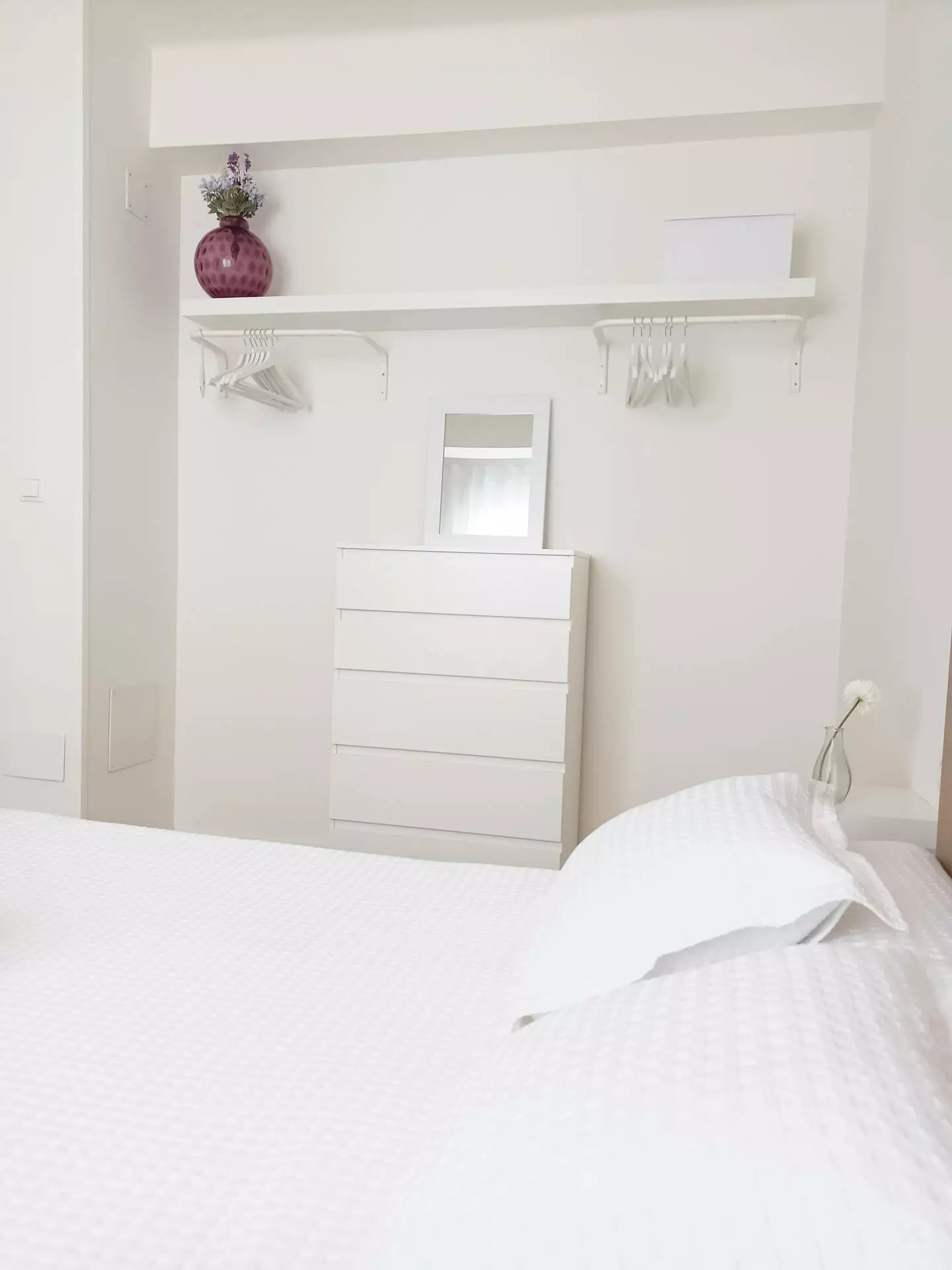 Perchas, estanterías y cómodas en los dormitorios de los pisos para alquilar en Cedeira