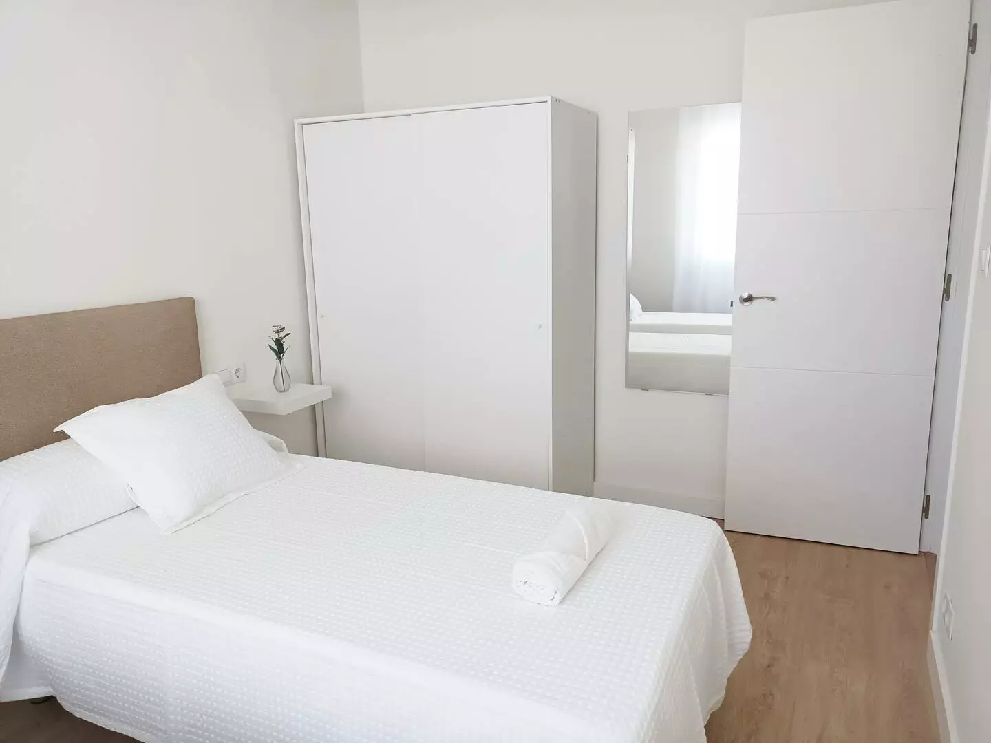 Dormitorio con dos camas , un armario, espejo y mesitas de noche, para alquilar en Cedeira (A Coruña)