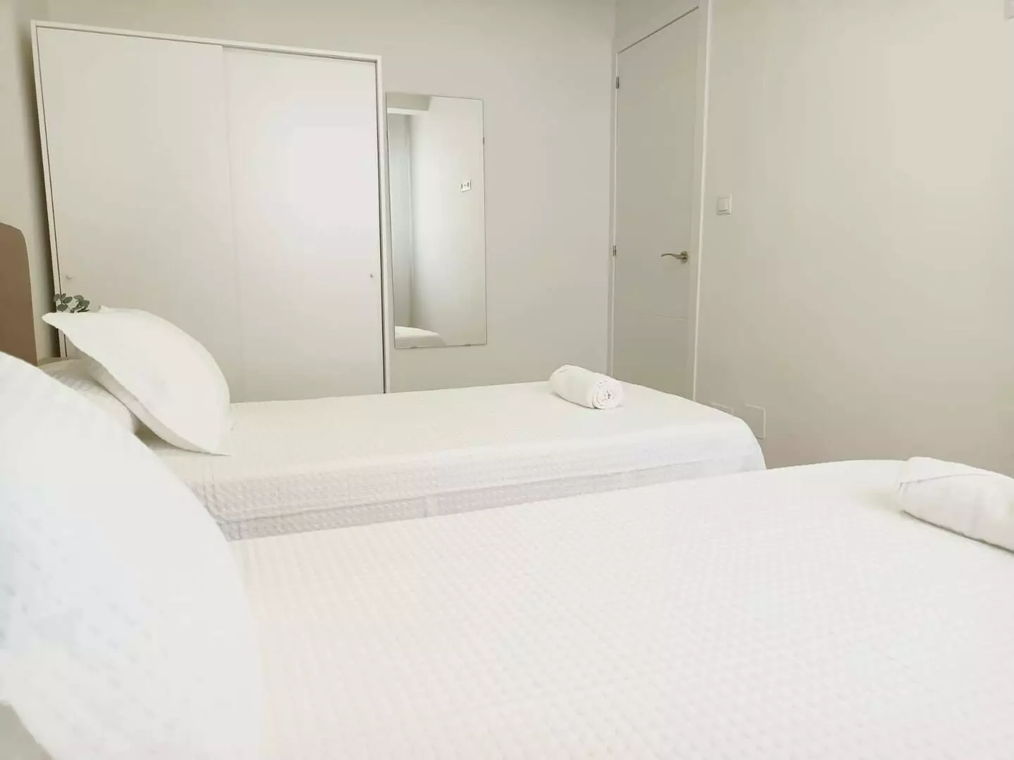 Dormitorio con dos camas gemelas de 90, ideal para las vacaciones de parejas con niños en Cedeira