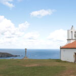Capilla y cruceiro de San Antón do Curveiro, en Cedeira, frente al océano Atlántico