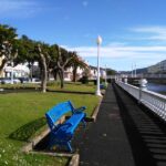 Tramo del paseo marítimo de Cedeira, al borde de la ría, con los bancos pintados de azul